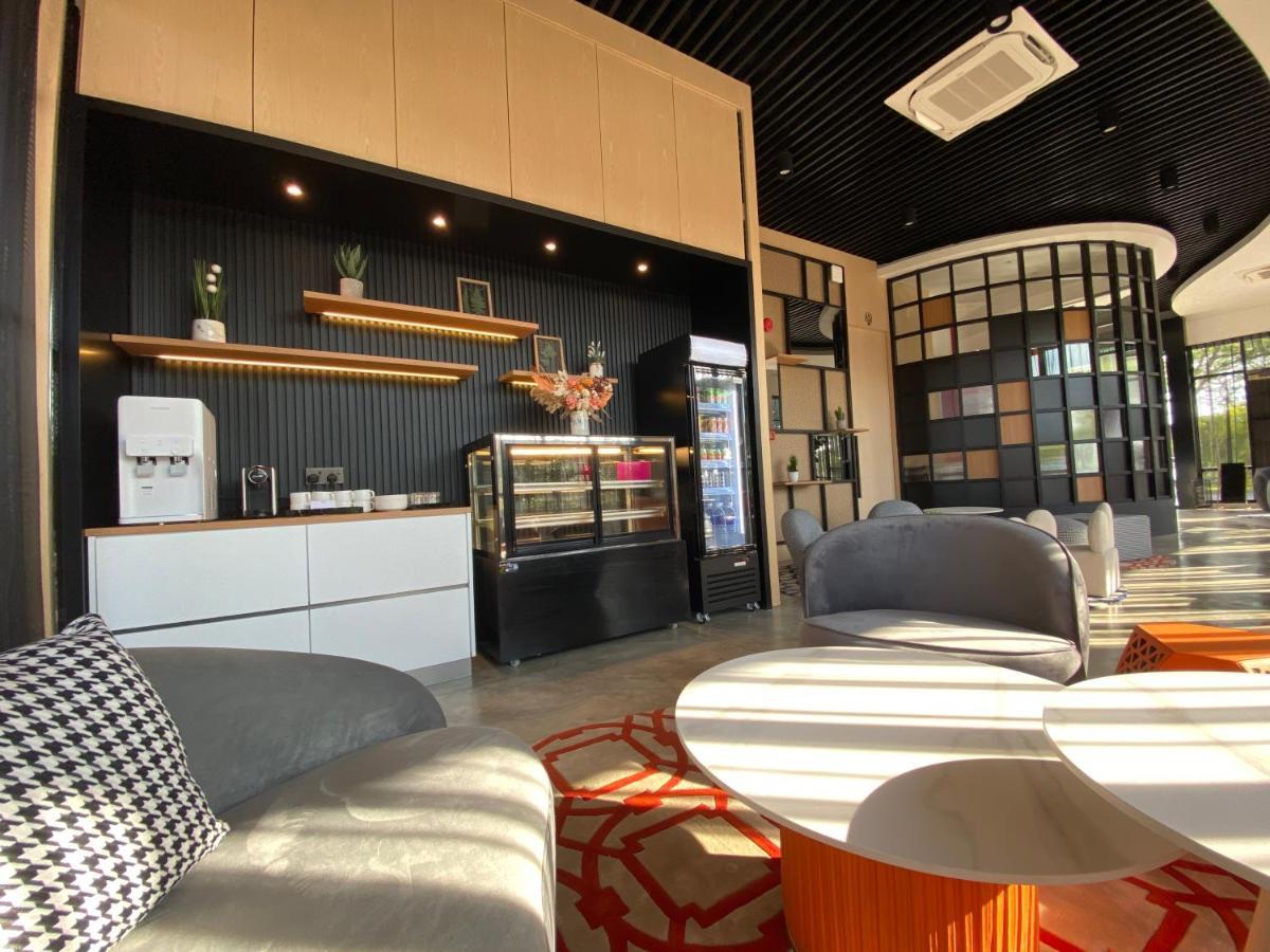 Otel Hotel Suite Sibu Kültér fotó